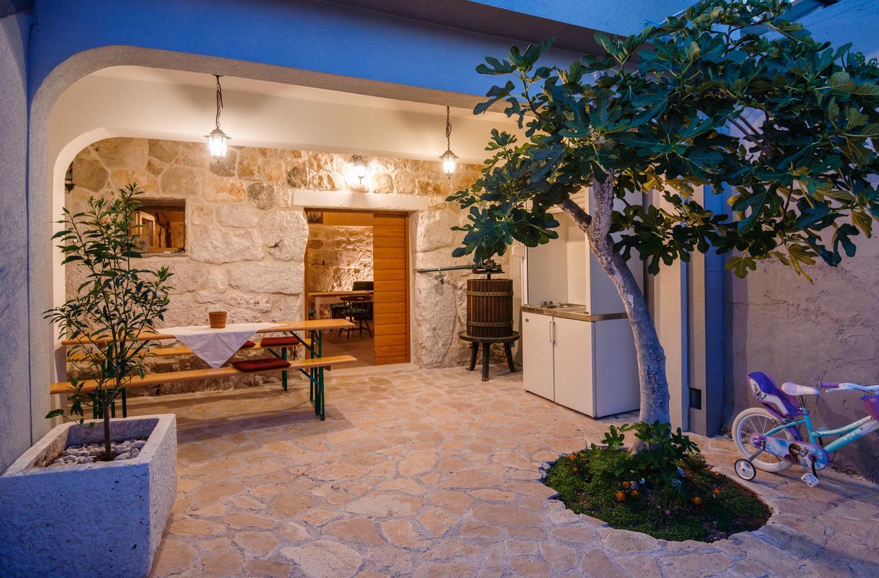 Villa Sv. Vid Севид Экстерьер фото